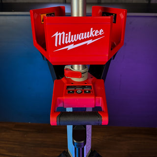 LAMPARA LED DE PEDESTAL 18V MILWAUKEE - SKU 2136-20